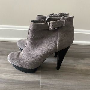 steve madden grey suede ankle boots / size 8.5